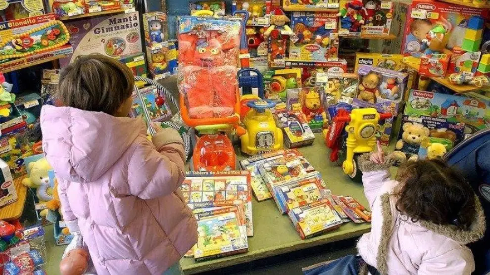 Los niños españoles prefieren entretenerse con juguetes y amigos antes que jugar con el móvil o ver tele, según estudio