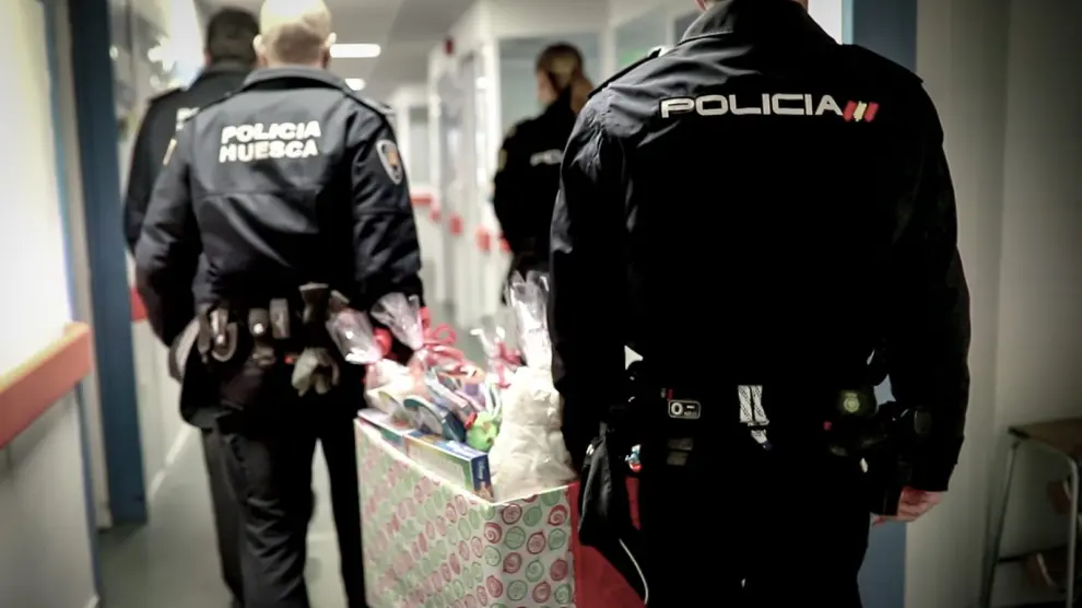 Agentes de Policía Local y Nacional de Huesca llevan los primeros regalos de Reyes a los niños del Hospital San Jorge