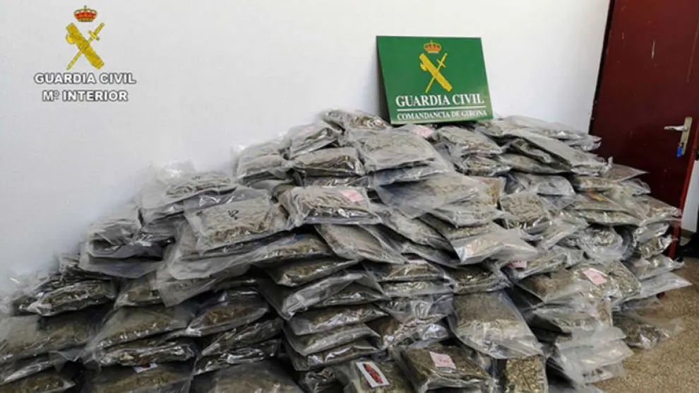 La Guardia Civil se incauta de 2.700 kilos de marihuana en Cataluña, el mayor alijo en España