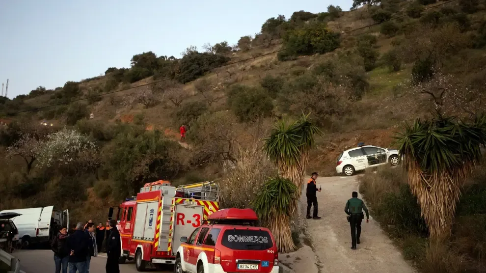 Siguen sin localizar al niño que cayó a un pozo en Málaga tras 17 horas de trabajos