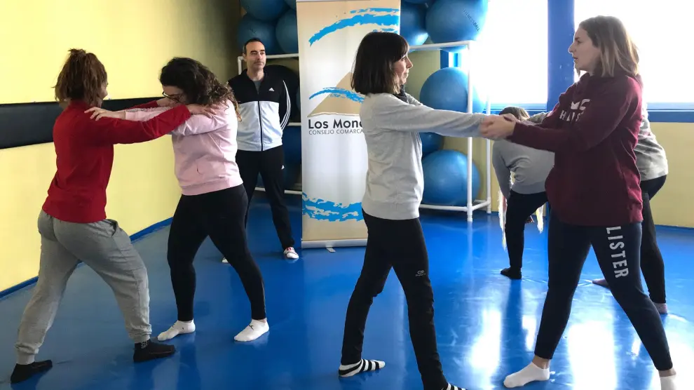 Las mujeres de Monegros entrenan su defensa personal