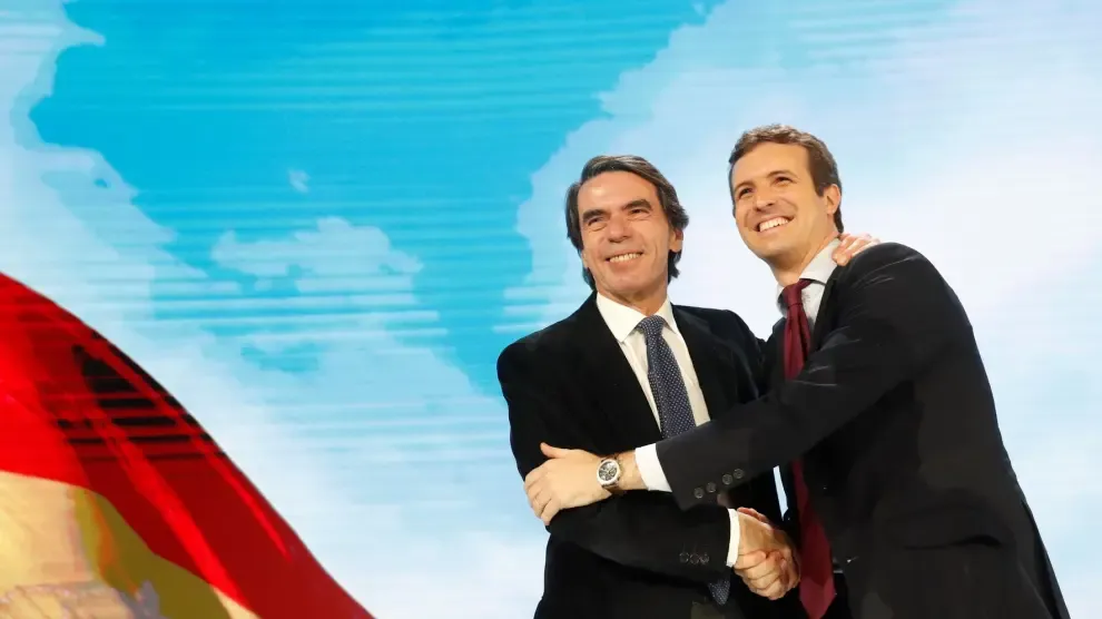 Aznar vuelve al PP y proclama a Casado como el "gran líder"