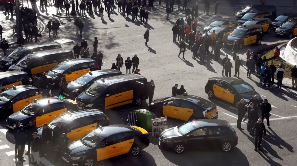 La huelga de taxistas bloquea la Gran Vía de Barcelona