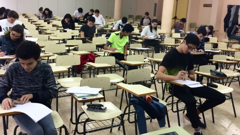 Veintinco alumnos del IES Lucas Mallada participan en la Olimpiada Matemática