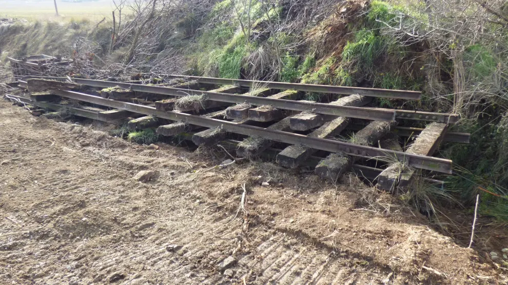 Adif inicia la retirada de traviesas y tramos de vía férrea del antiguo ramal Selgua-Barbastro