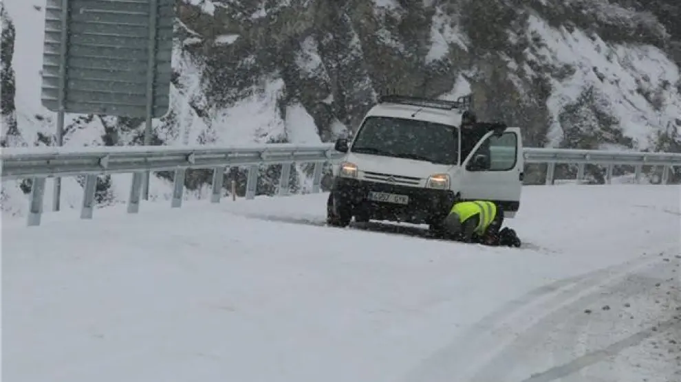 La nieve sigue alterando la normalidad en el norte de la provincia de Huesca y todavía son necesarias las cadenas en muchos tramos carreteros