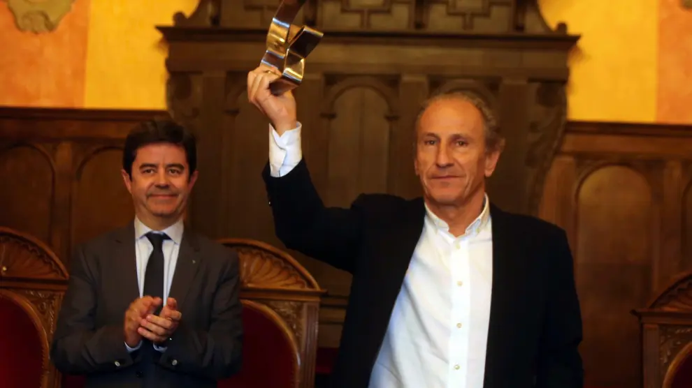 Petón recibe el trofeo "Julio Brioso": "Este premio distingue el trabajo de la SD Huesca en estos años"