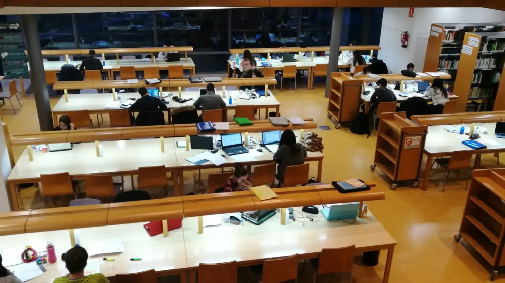 Las bibliotecas de Huesca se llenan durante los exámenes