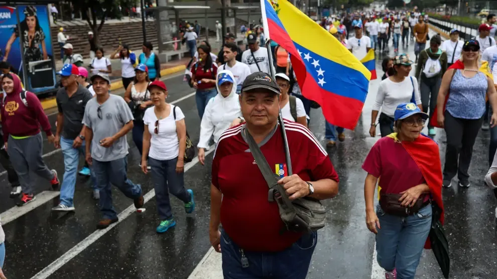 El Gobierno "ilegítimo" de Maduro se tambalea
