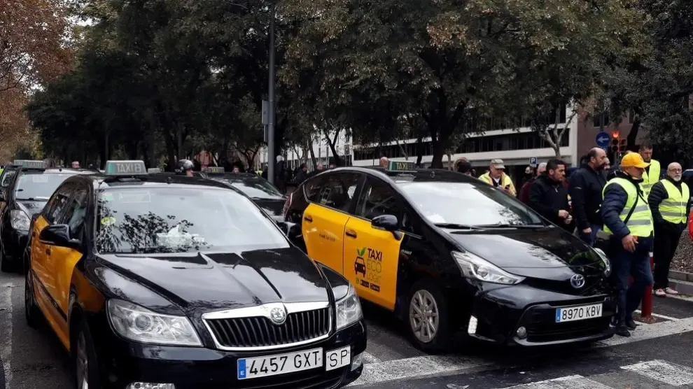 Los taxistas de Barcelona ponen fin a la huelga en un clima de división
