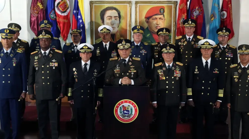 Los gobernadores chavistas y los militares respaldan a Maduro