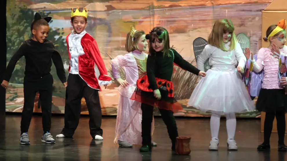 La magia del teatro infantil llena en Huesca de alegría el teatro de los Salesianos