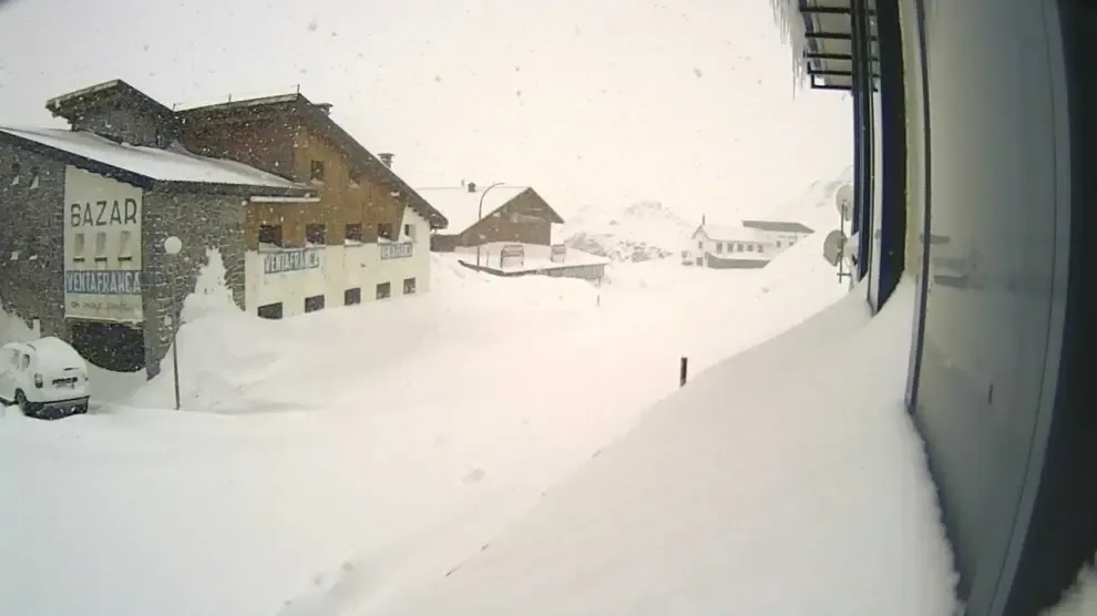 La nieve corta tres carreteras en la provincia de Huesca y vuelve a retrasar al canfranero