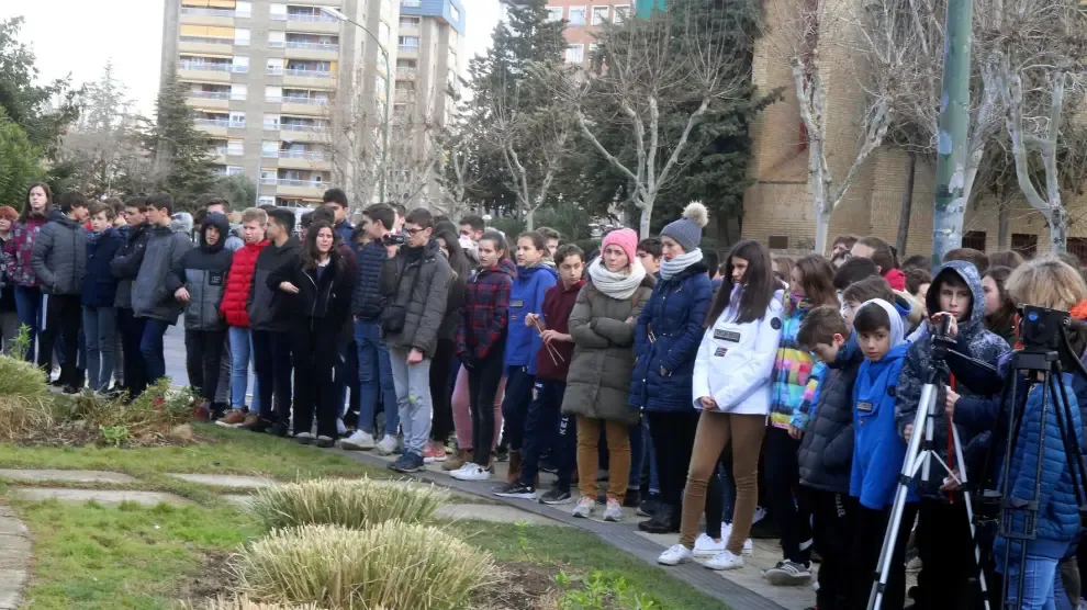 Los escolares de Huesca plantan una “bandera blanca” contra el odio y la violencia