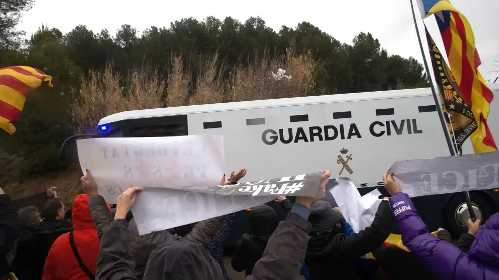 La Guardia Civil inicia el traslado a Madrid de los nueve presos del "procés"
