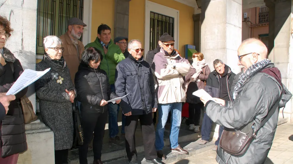 Un concurrido grupo de pensionistas se concentra en la plaza de España de Sariñena
