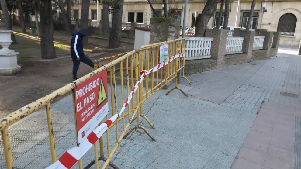 Las rachas de viento dejan pequeñas intervenciones en la ciudad de Huesca