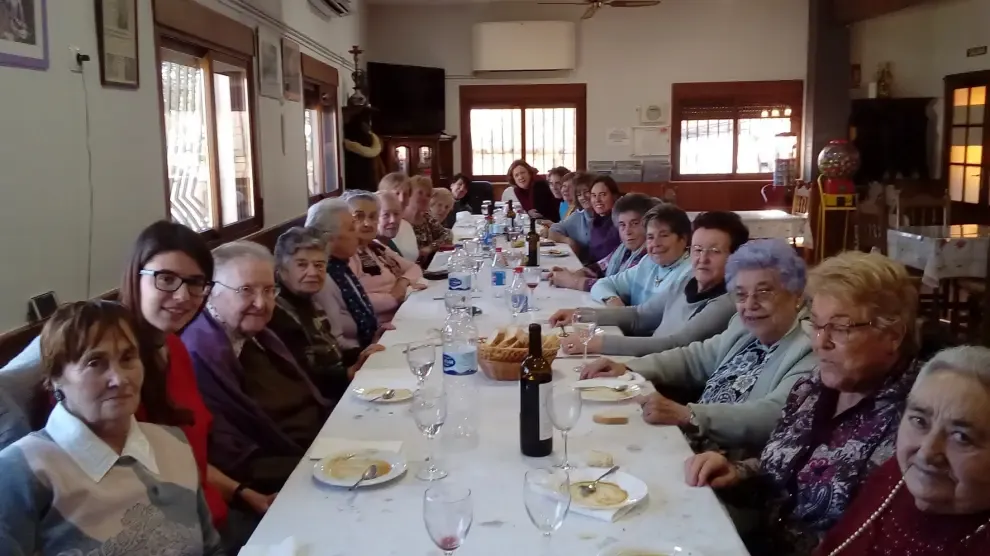 Biscarrués celebra Santa Águeda con una divertida comida popular con bromas y cantos