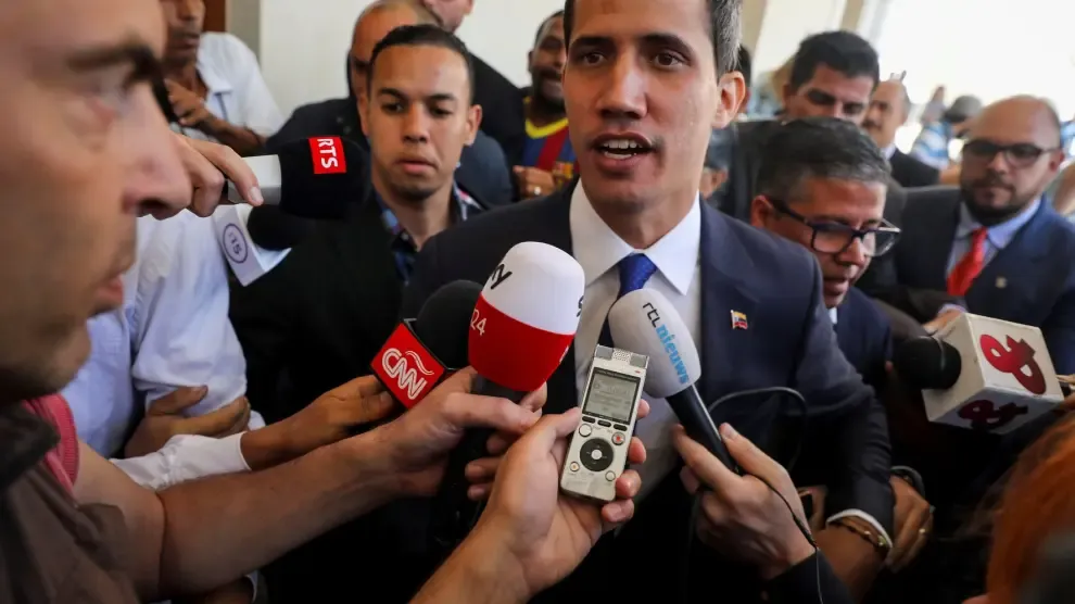 Guaidó reúne a exministros de Chávez para alentar el cambio