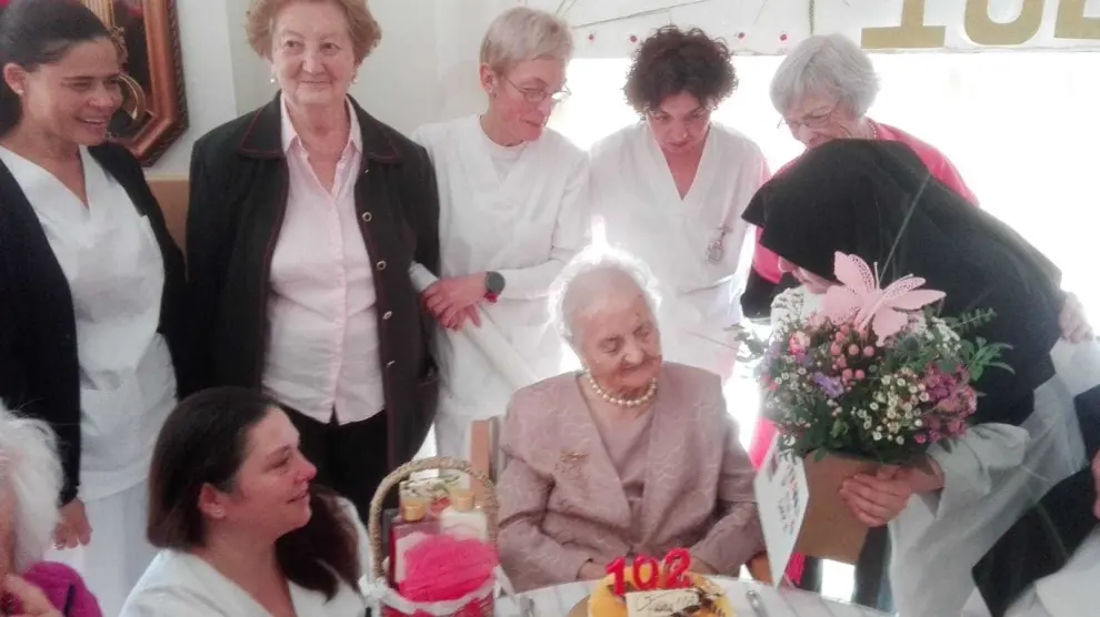 María Villa cumple 102 años con buena salud y mucha elegancia
