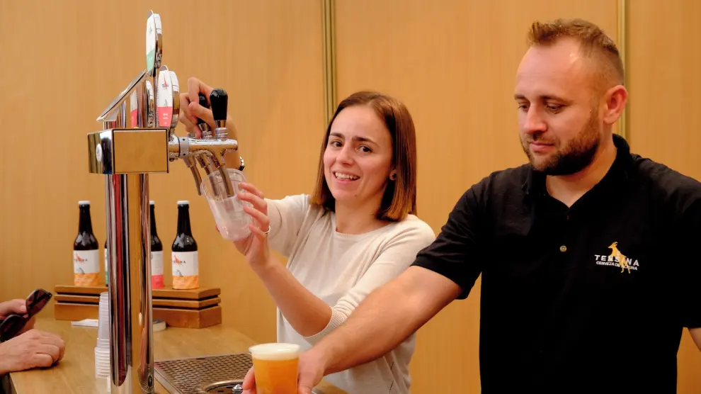 Daniel Chiorean y Laura Gracia, elaboradores de la Cerveza Tensina: "La cerveza gusta y vamos a crear un puesto de trabajo en Tramacastilla"