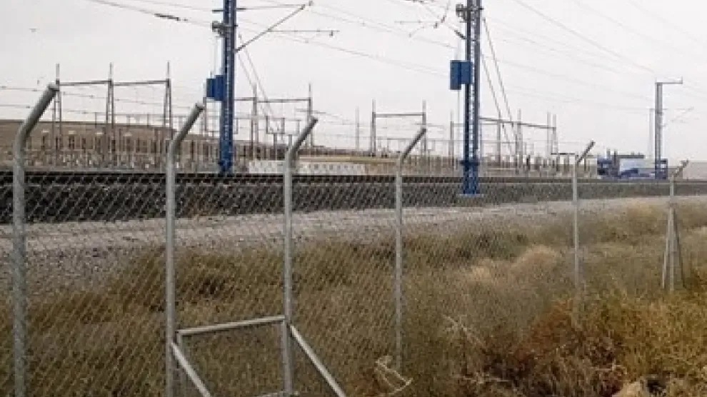 Adif mejora el vallado de refuerzo de la línea de alta velocidad en la zona de Peñalba
