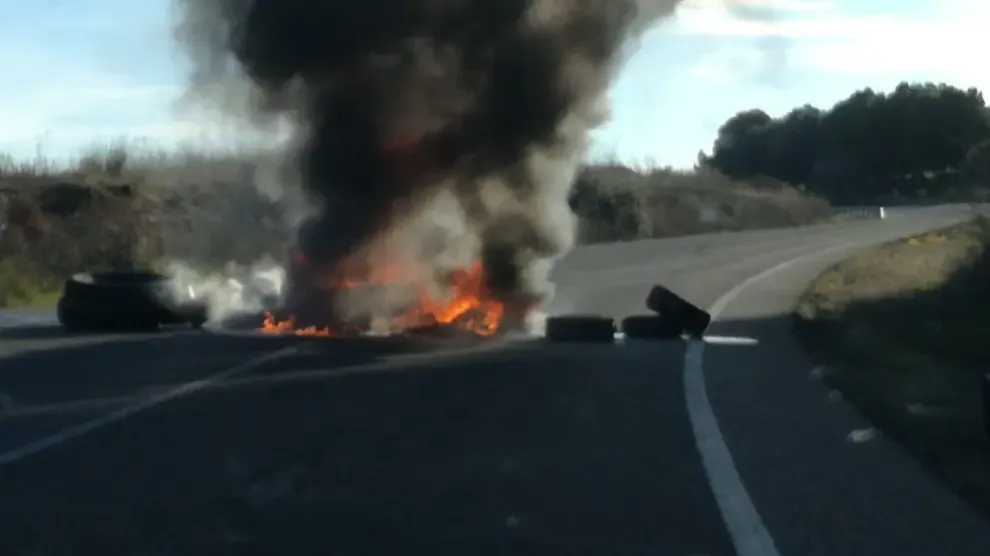 Independentistas catalanes cortan la A-1240 con una barricada de neumáticos ardiendo en Alcampell
