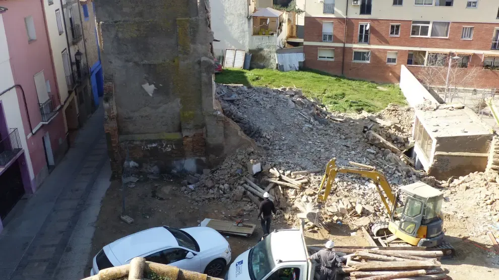 Comienza la demolición de dos casas para dar paso a la sede de la Escuela de Música Moderna de Monzón