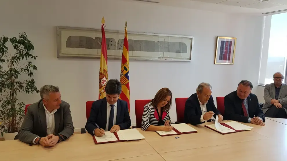 Las instituciones y la Fundación Alcoraz dan un impulso a la Escuela de Fútbol en Huesca