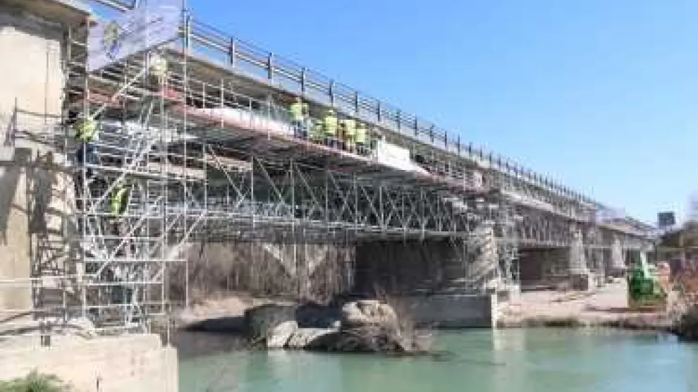 La rehabilitación del puente de la N-240 sobre el río Cinca de Monzón finalizará antes del verano