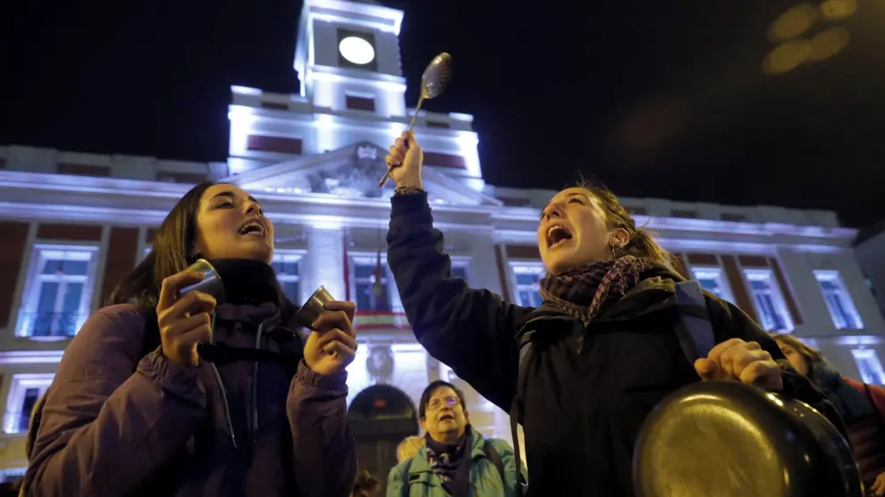 Caceroladas, cánticos y consignas feministas inician reivindicaciones del 8M