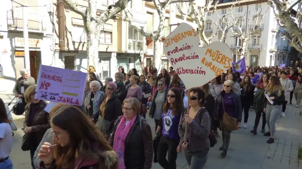 Cerca de 600 mujeres participan en la manifestación de Barbastro