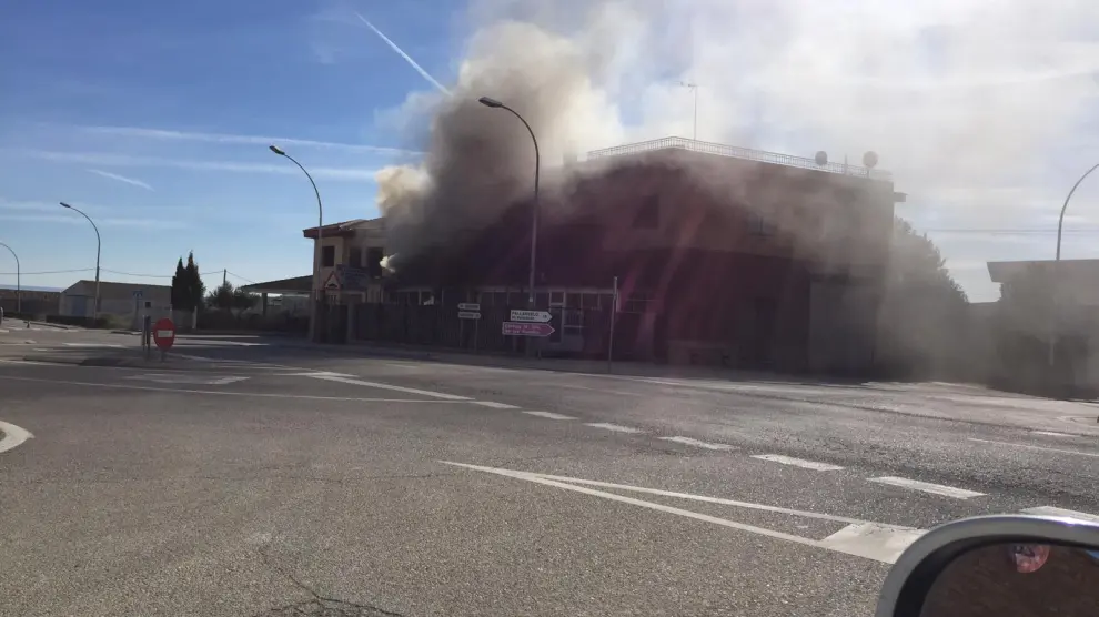 Susto en Lanaja por un incendio en el bar restaurante Navarro