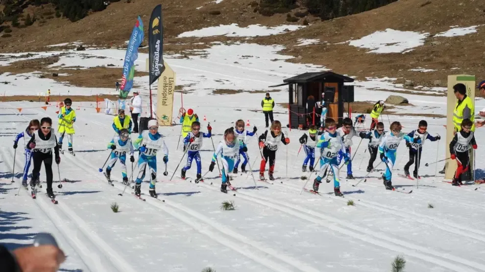 El Trofeo Mainada reúne a 110 jóvenes esquiadores en Llanos del Hospital de Benasque