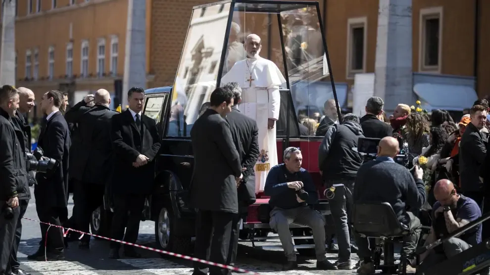 John Malkovich desfila frente al Vaticano como el "nuevo papa"