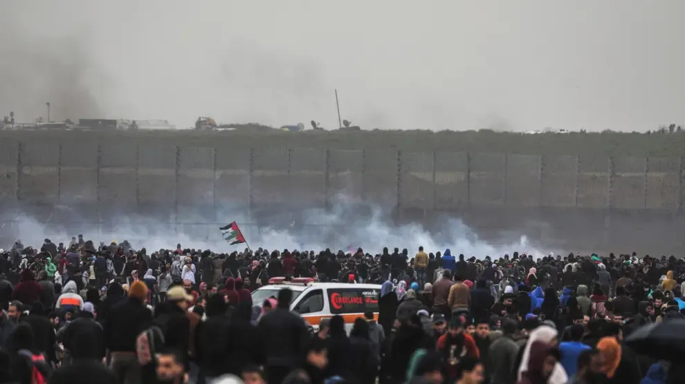 Una multitudinaria protesta deja tres fallecidos en Gaza