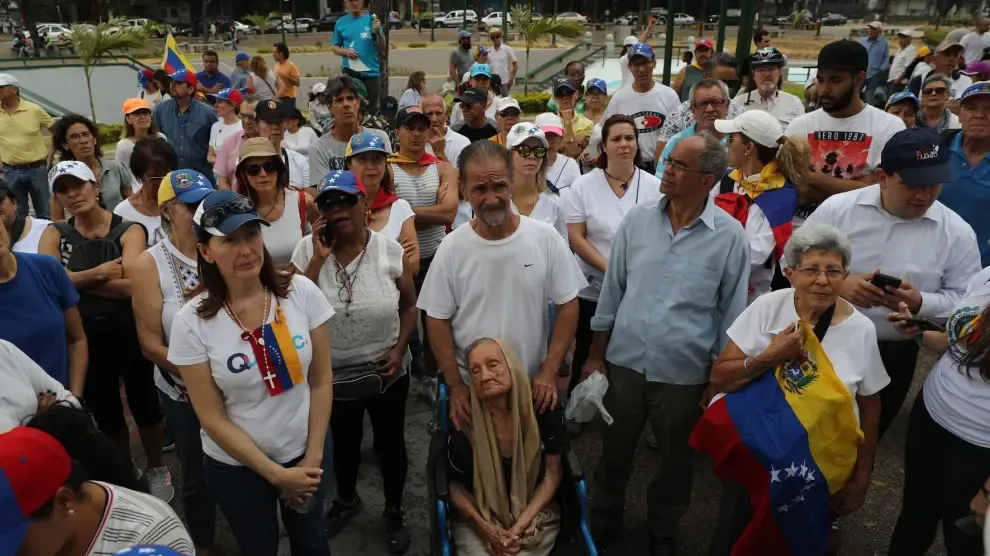 Manifestantes divididos en una Caracas otra vez sin luz