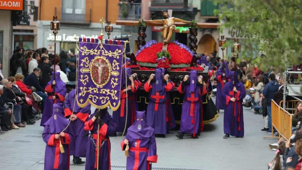 La procesión del Viernes Santo en Huesca se vive con gran fe y devoción