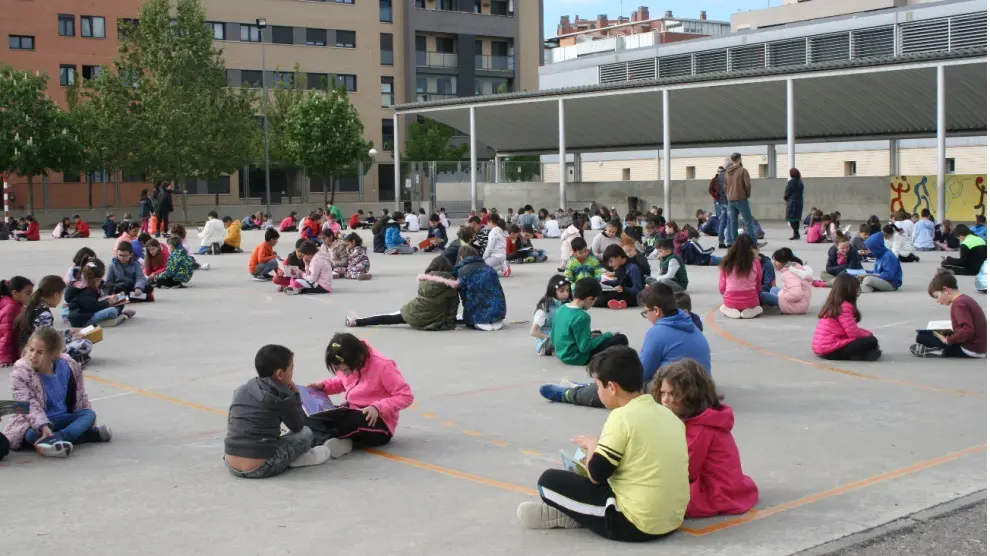 El colegio Pirineos-Pyrénées celebró el día de San Jorge con la "Quedada lectora"
