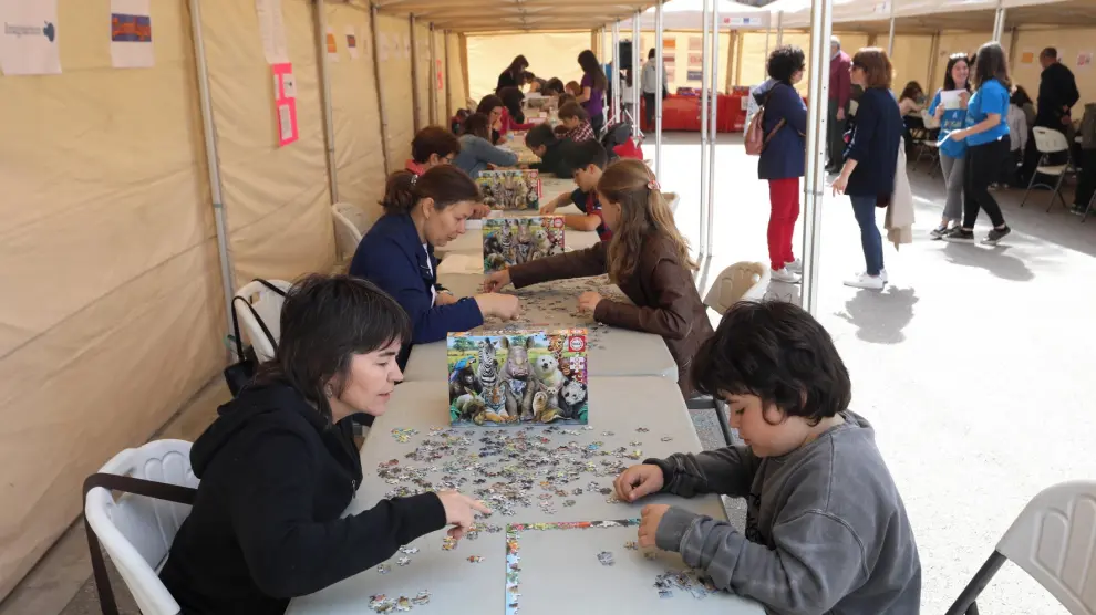 Los puzles, un aliado para el juego intergeneracional que une en Huesca a niños y mayores