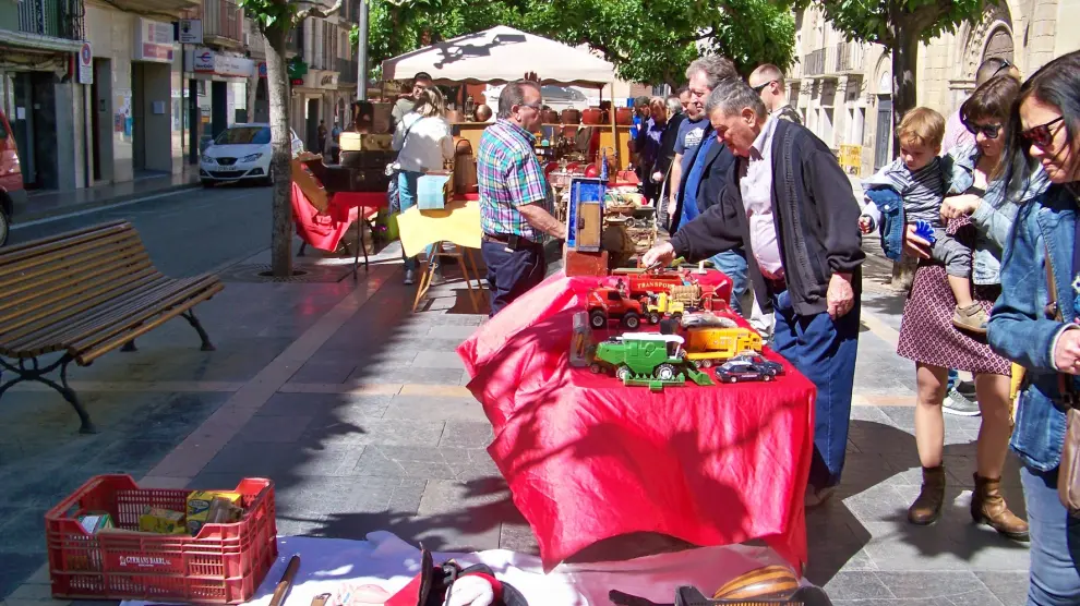 Los anticuarios sacan sus tesoros a la calle en Fraga