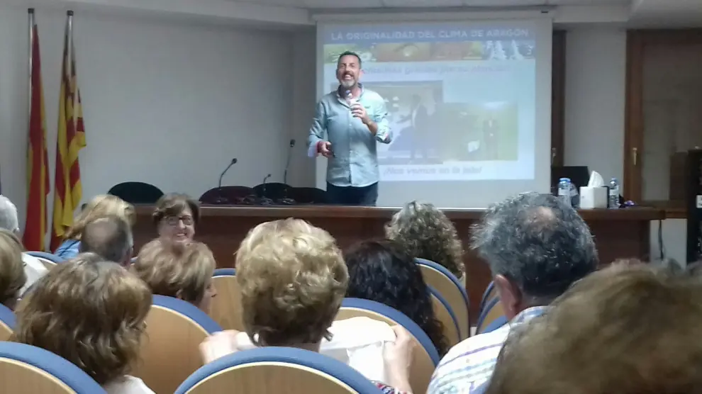 Eduardo Lolumo habla en Lanaja sobre la originalidad del tiempo en Aragón