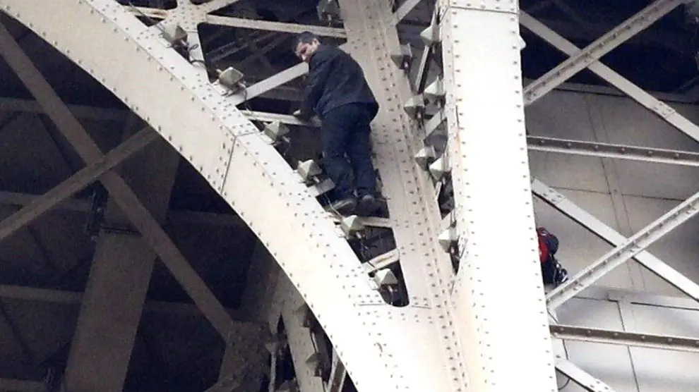 Evacuada la Torre Eiffel tras ser detectada una persona escalando por la estructura