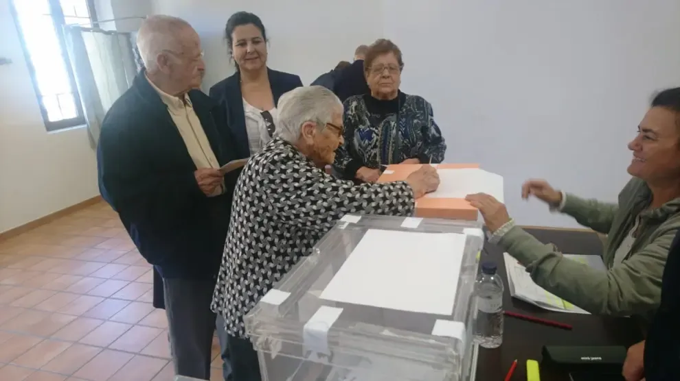 Tres generaciones de la familia de la "tatarabuela del Somontano" votan a la vez en Castillazuelo