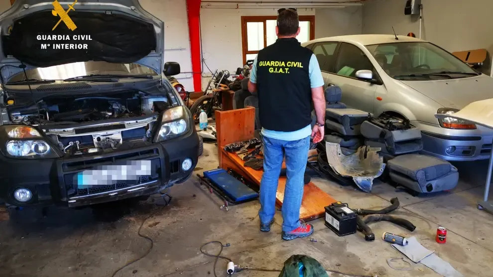 La Guardia Civil de Huesca detecta un taller ilegal de reparación de automóviles en la comarca de la Jacetania