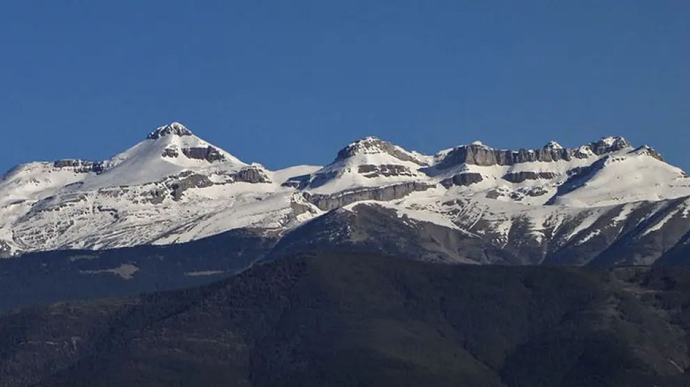 Muere un montañero vasco de 49 años al resbalar por un nevero en el pico Collarada