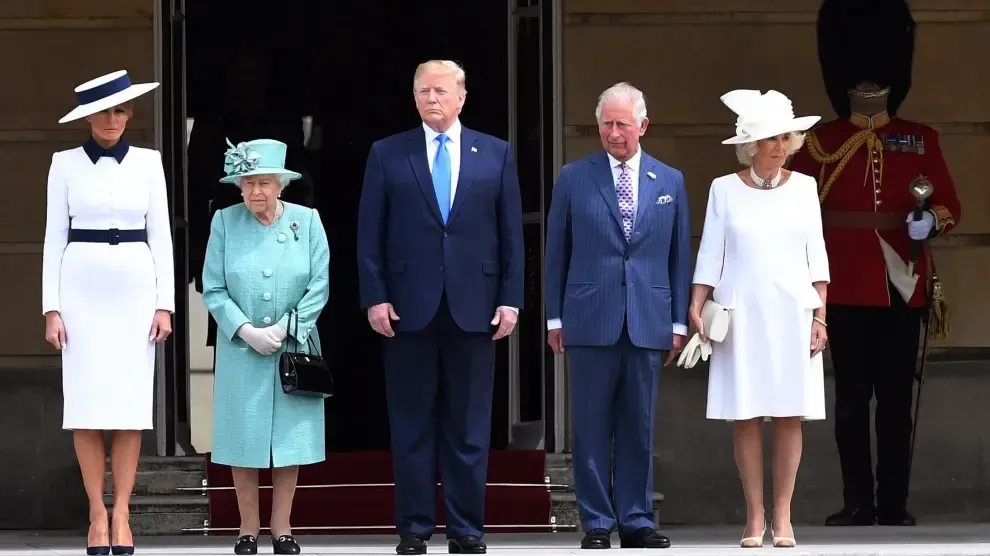 La reina Isabel II recibe a Trump en el palacio de Buckingham