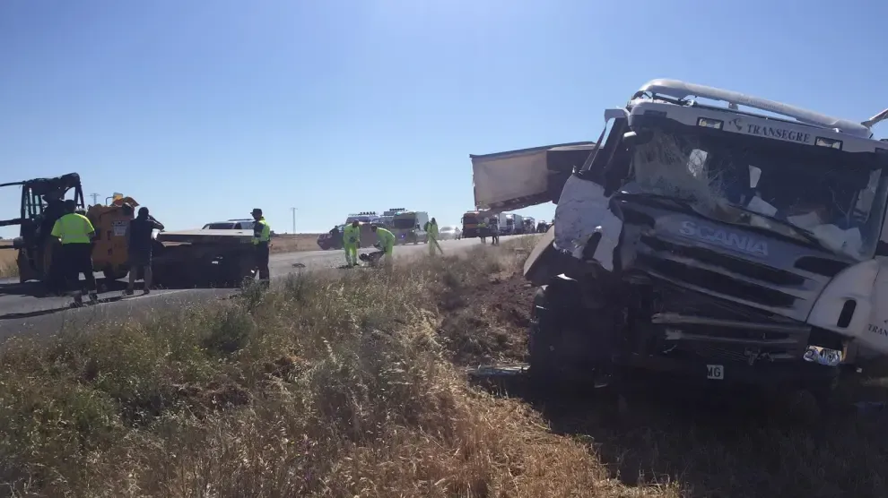 Dos heridos por la colisión de un tractor con un camión en la N-II, en Fraga
