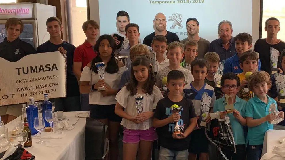 El Club Tenis Zoiti Peugeot celebra en Huesca su fiesta fin de temporada