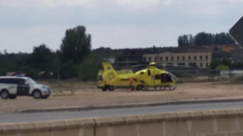 El helicóptero del 112 realiza un traslado de emergencia en Sariñena